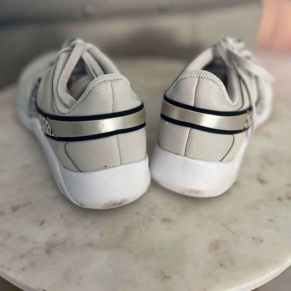 Nike Women's/big girls Sneakers with Leopard Detail, size 5.5 - Picture 4 of 8